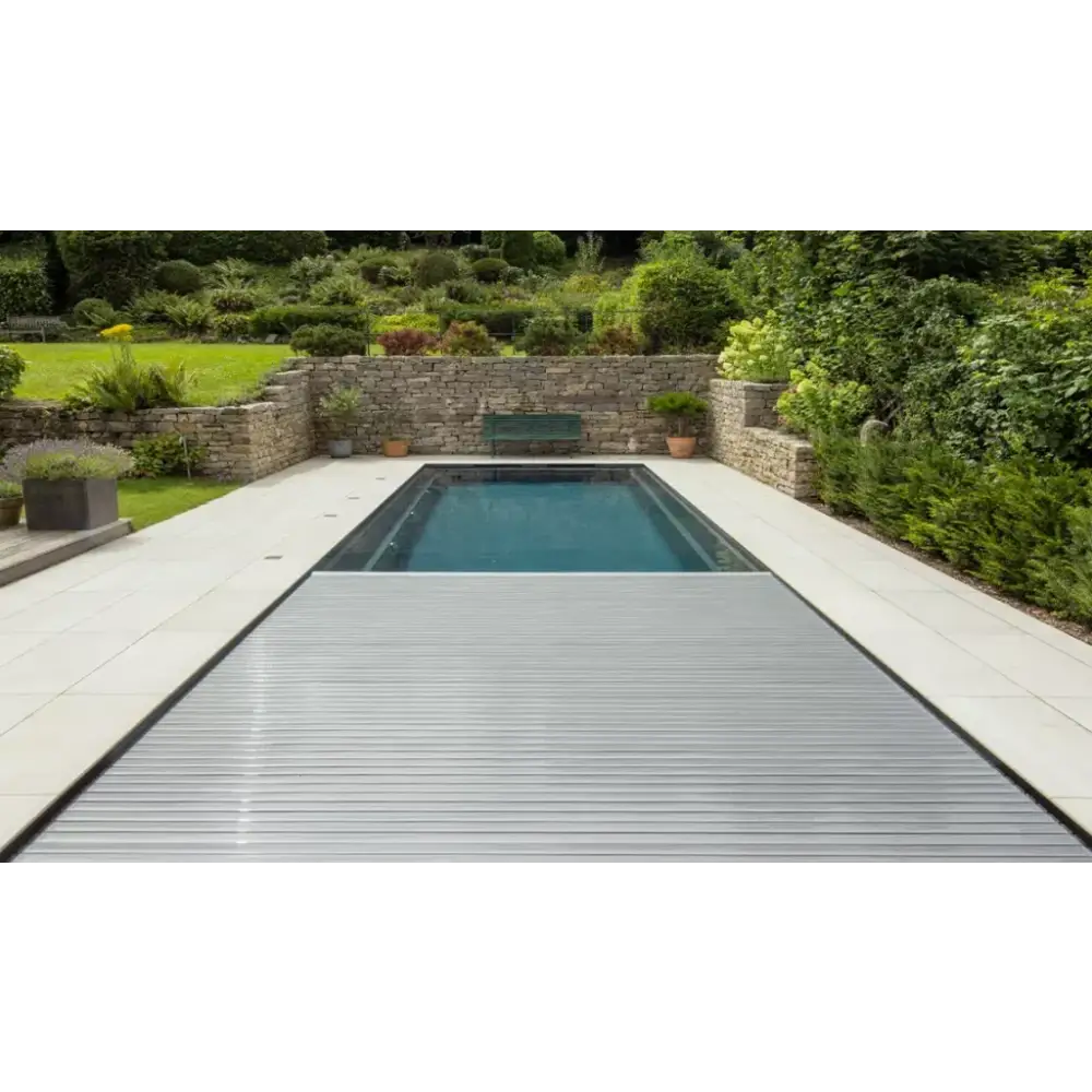 Silver Leisurepools Linear pooltäck med horisontella lameller för stilren pooldesign