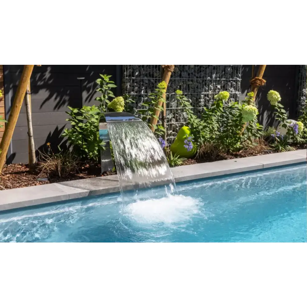 Modern Leisurepools Linear pool med stilren pooldesign och vattenfall