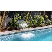 Modern Leisurepools Linear pool med stilren pooldesign och vattenfall