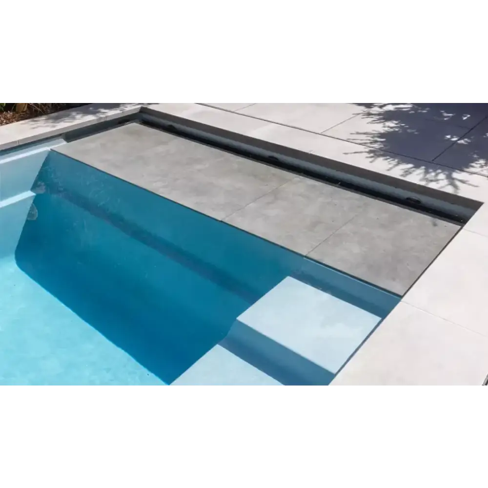 Stilren Leisurepools Linear pool med moderna betongsteg i grått