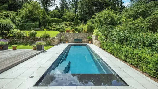 Stilren pooldesign med klart blått vatten i Leisurepools Linear Stilren pooldesign med klart blått vatten i Leisurepools Linear