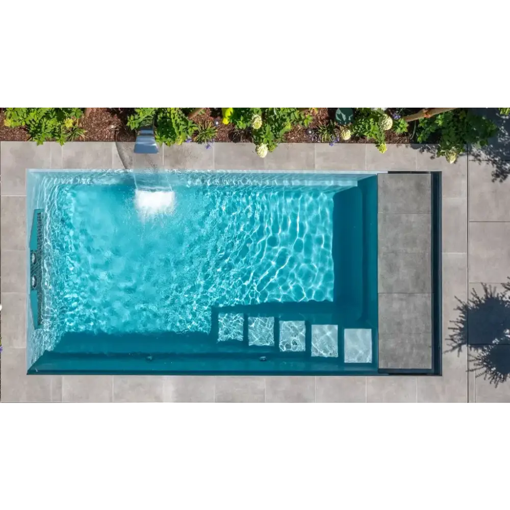 Stilren Leisurepools Linear pool med turkos vatten och svart ram