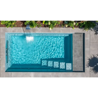 Stilren Leisurepools Linear pool med turkos vatten och svart ram