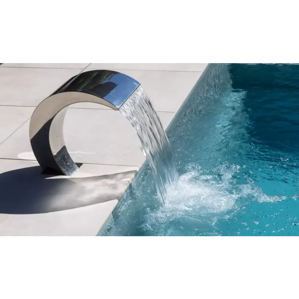 Modern Leisurepools Precision pool med visuellt imponerande kromvattenfall