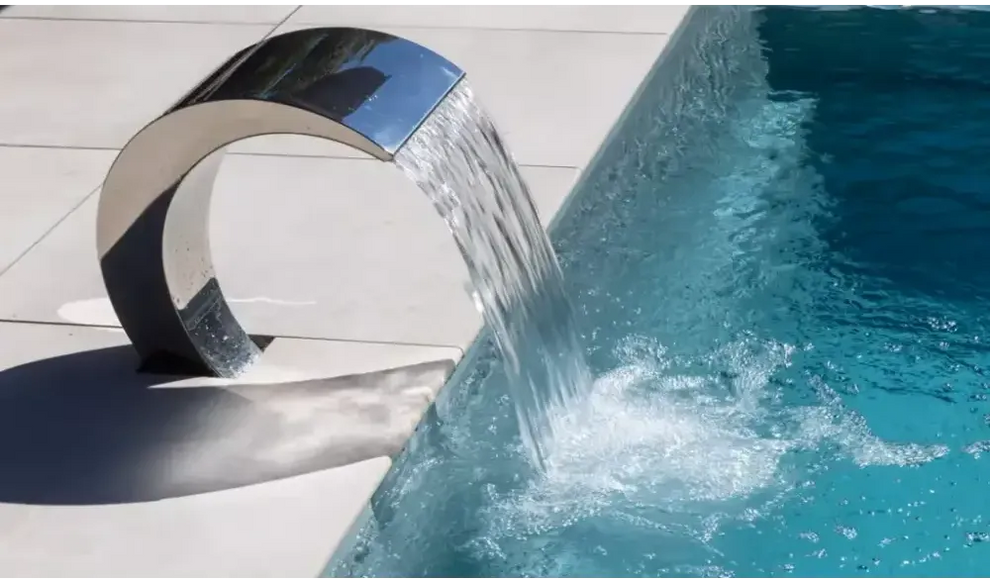 Modern kromfinishad kurvig poolvattenfall med hög vattenlinje och visuellt imponerande design