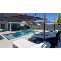 Svart rottingloungestolar med vita kuddar vid Leisurepools Precision pool