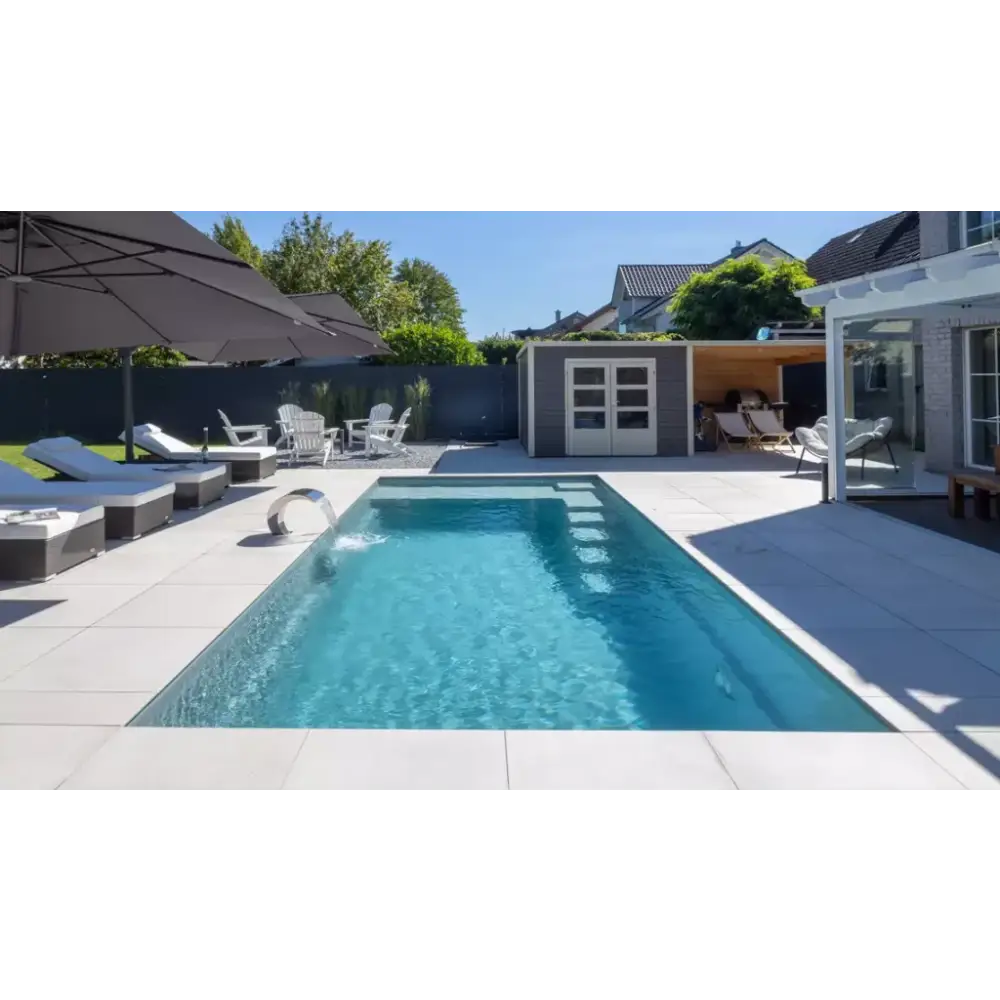 Leisurepools Precision pool med rektangulär form, klart blått vatten och modern metallstege