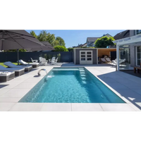 Leisurepools Precision pool med rektangulär form, klart blått vatten och modern metallstege