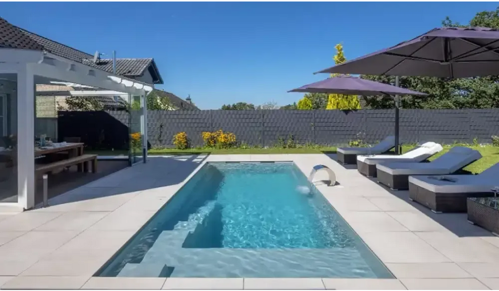 Rektangulär pool med klart blått vatten, vit flytare, visuellt imponerande design