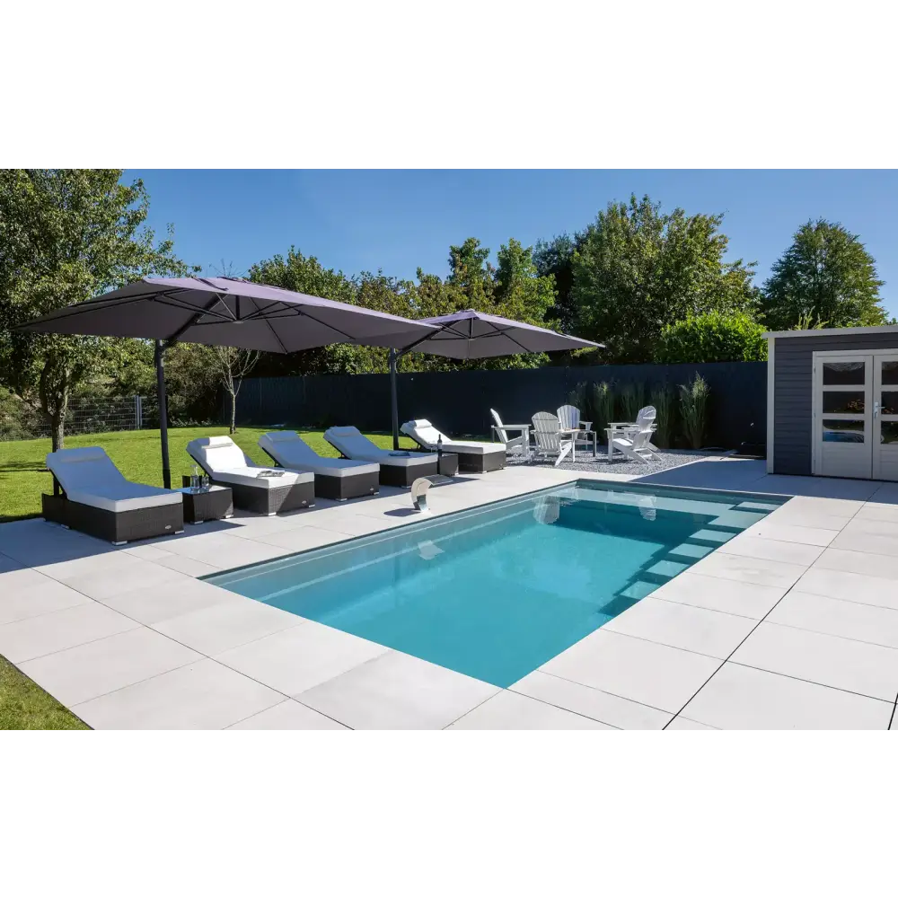 Leisurepools Precision pool med klarblått vatten och vita loungestolar