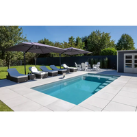 Leisurepools Precision pool med klarblått vatten och vita loungestolar