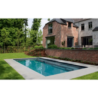 Leisurepools Reflection rektangulär pool med klart blått vatten och grön bakgrund