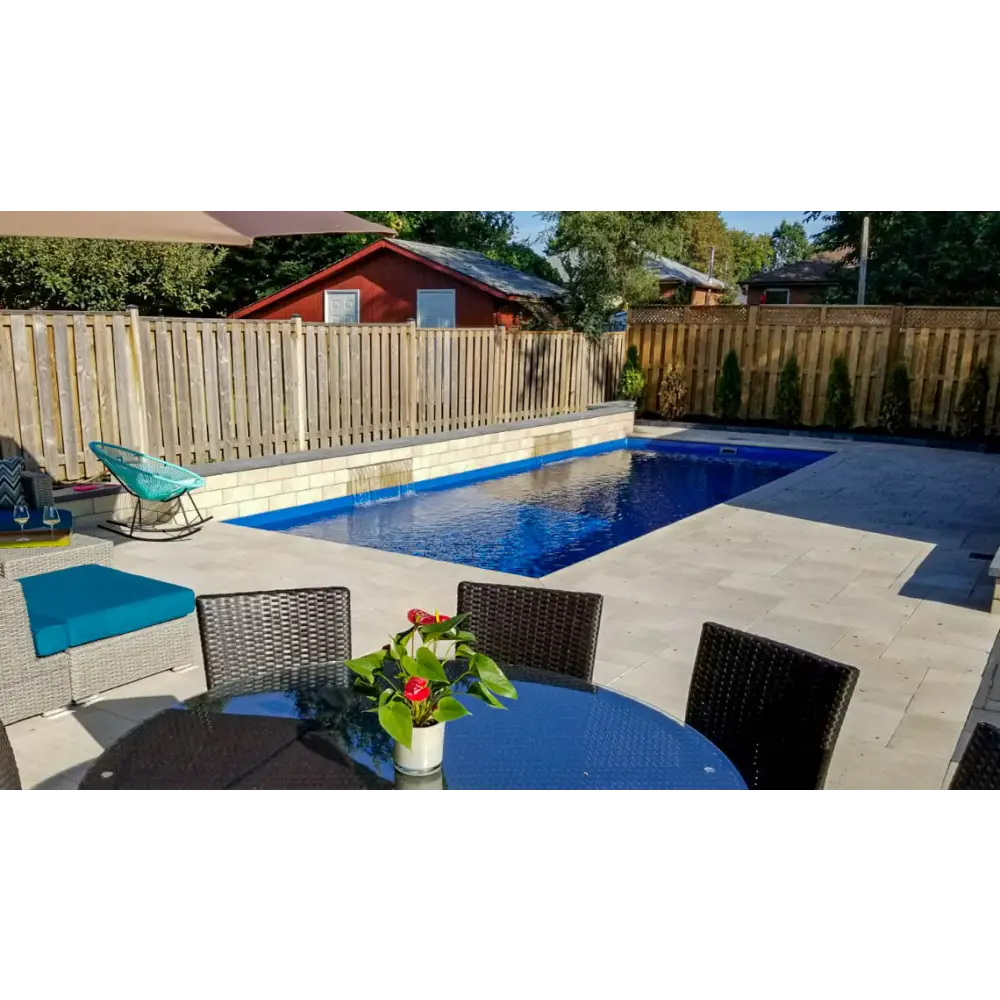 Blå rektangulär Leisurepools Reflection pool med ljusblå kakelkant och vattenflöde