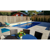 Blå rektangulär Leisurepools Reflection pool med ljusblå kakelkant och vattenflöde