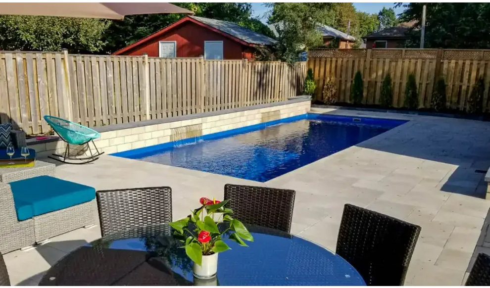 Leisurepools Reflection rektangulär pool med bred simkanal i blått