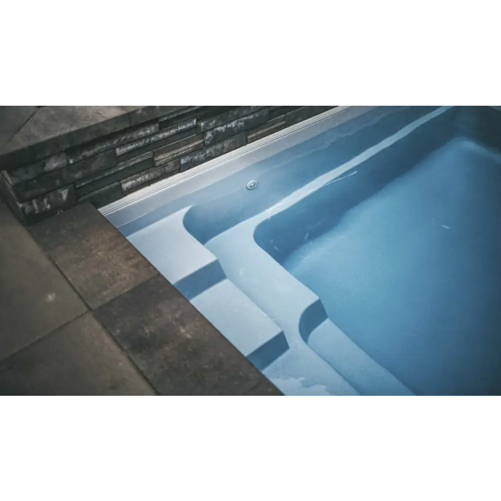 Inground pool Leisurepools Reflection med integrerade trappor och stenkanter