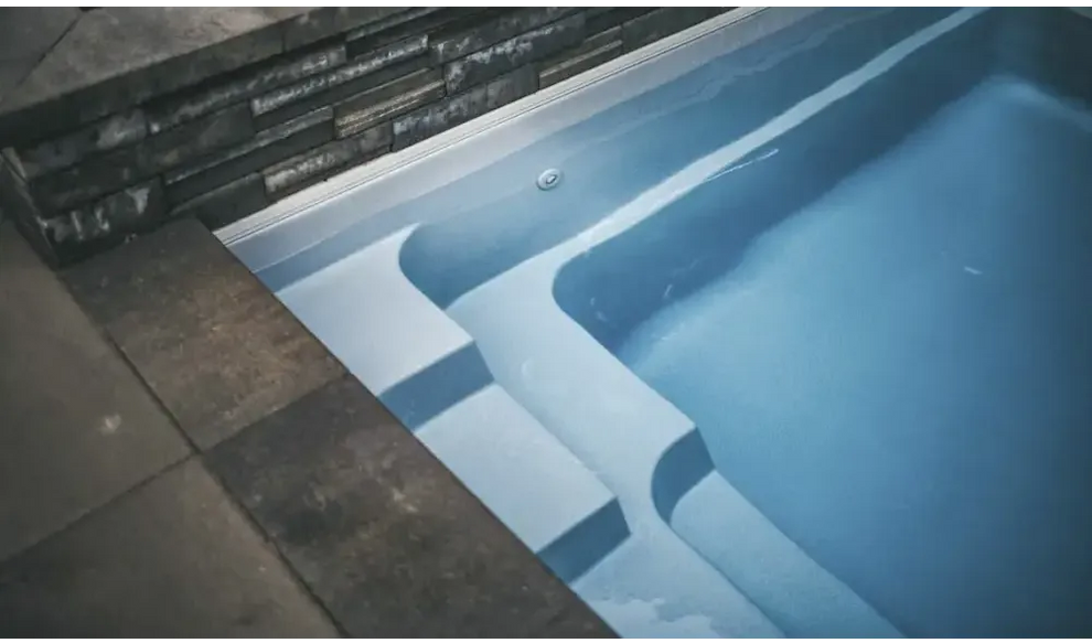 Leisurepools Reflection rektangulär pool med bred simkanal och stenkanter