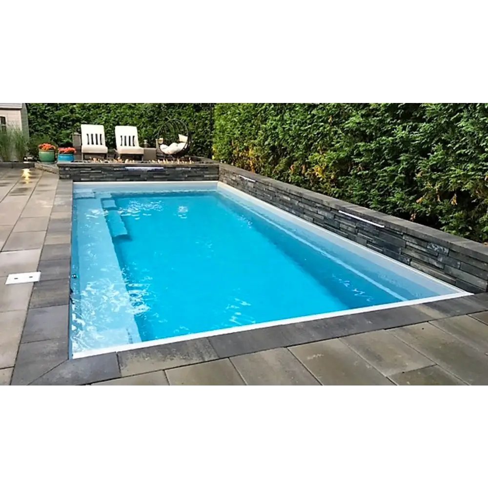 Leisurepools Reflection rektangulär pool med blåvatten och stenkanter