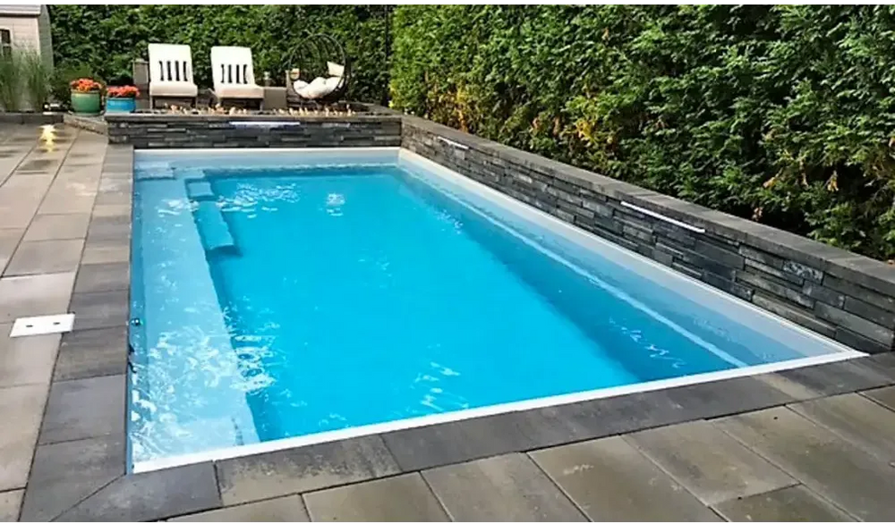 Leisurepools Reflection rektangulär pool med bred simkanal i blått vatten