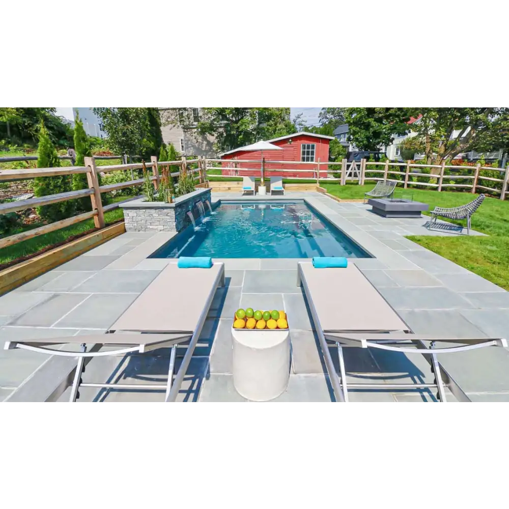 Leisurepools Reflection rektangulär pool med klarblått vatten och simkanal