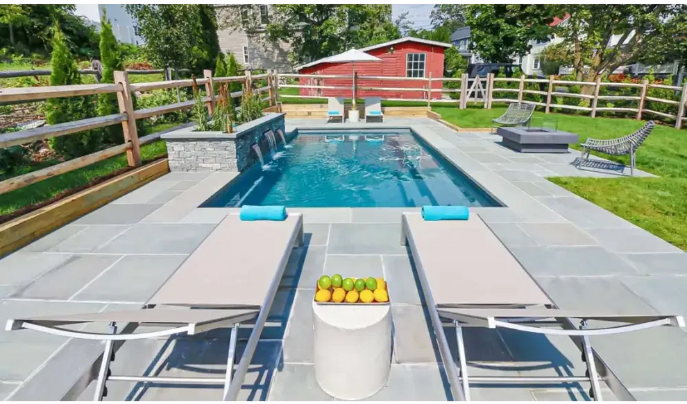 Leisurepools Reflection rektangulär pool med bred simkanal i blått vatten