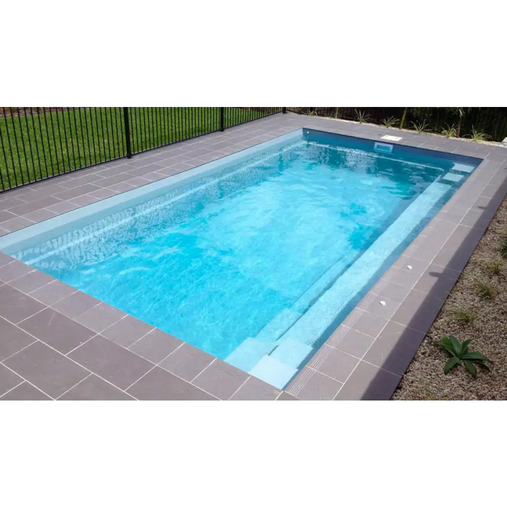 Leisurepools Reflection rektangulär pool med klart blått vatten och mörkgrå kakel