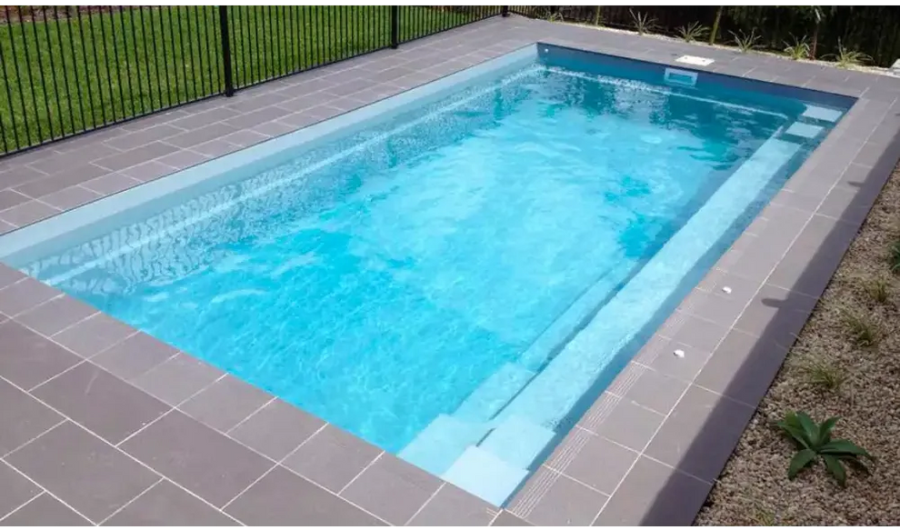 Leisurepools Reflection rektangulär pool med bred simkanal i blått vatten