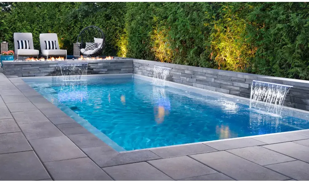 Leisurepools Reflection rektangulär pool med bred simkanal och vattenfall