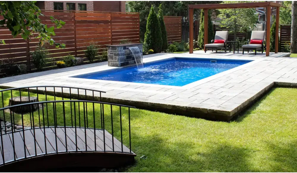 Leisurepools Reflection rektangulär pool med bred simkanal i blått vatten