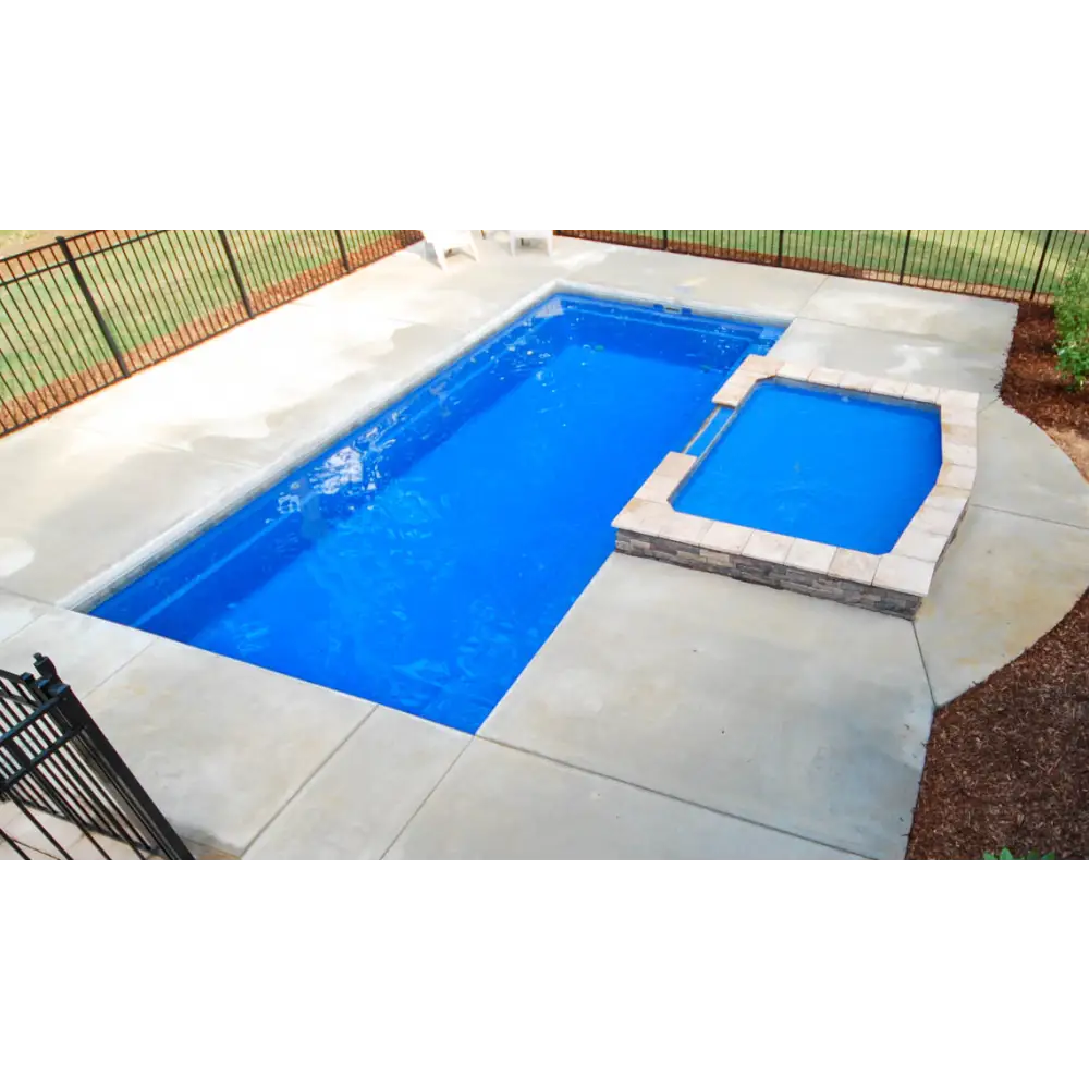 Leisurepools Reflection rektangulär pool med blå vattenyta och spa, 3,8×7-10m