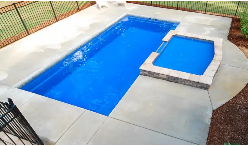 Leisurepools Reflection rektangulär pool med bred simkanal i blått vatten