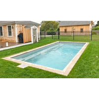 Leisurepools Reflection rektangulär pool med beige kant och blå vatten i gräsmatta