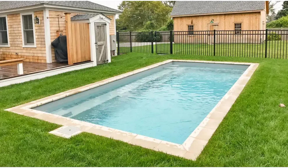 Rektangulär Leisurepools Reflection pool med bred simkanal i gräsmatta