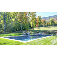 Leisurepools Reflection rektangulär pool med klarblått vatten och gräsmatta