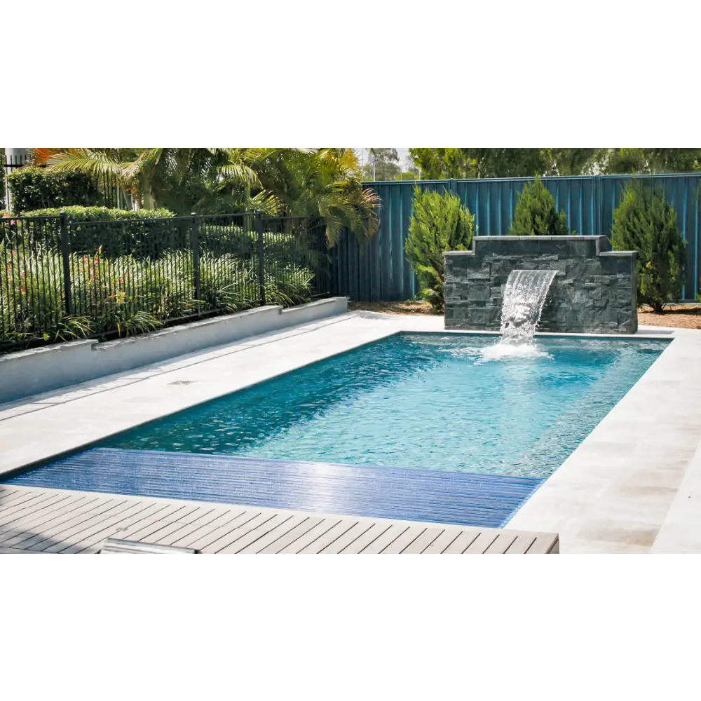 Leisurepools Reflection pool med rektangulär form, klart blått vatten och stenfall