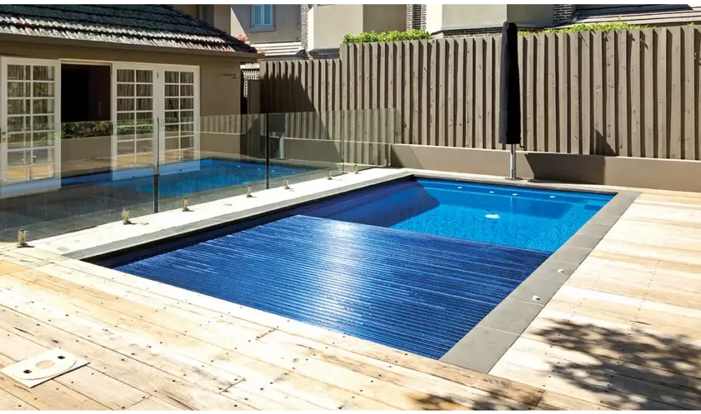Blå utdragbar pooltäckning för Leisurepools Reflection rektangulär bassäng