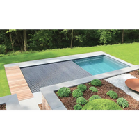 Modern Leisurepools Reflection pool med turkost vatten och lamellskydd