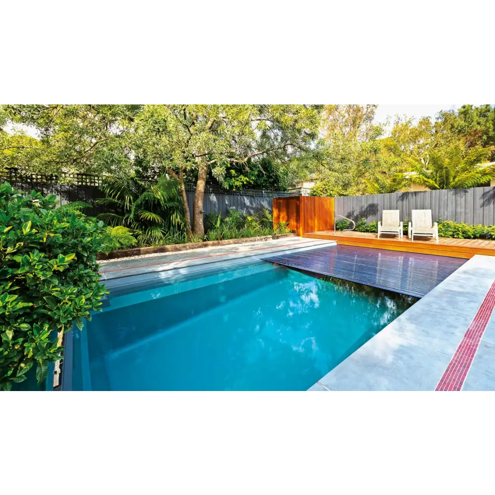 Leisurepools Reflection pool med lamellcover, blåvatten och trädeck