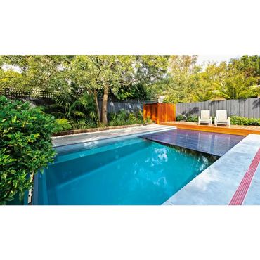 Leisurepools Reflection pool med lamellcover, blåvatten och trädeck