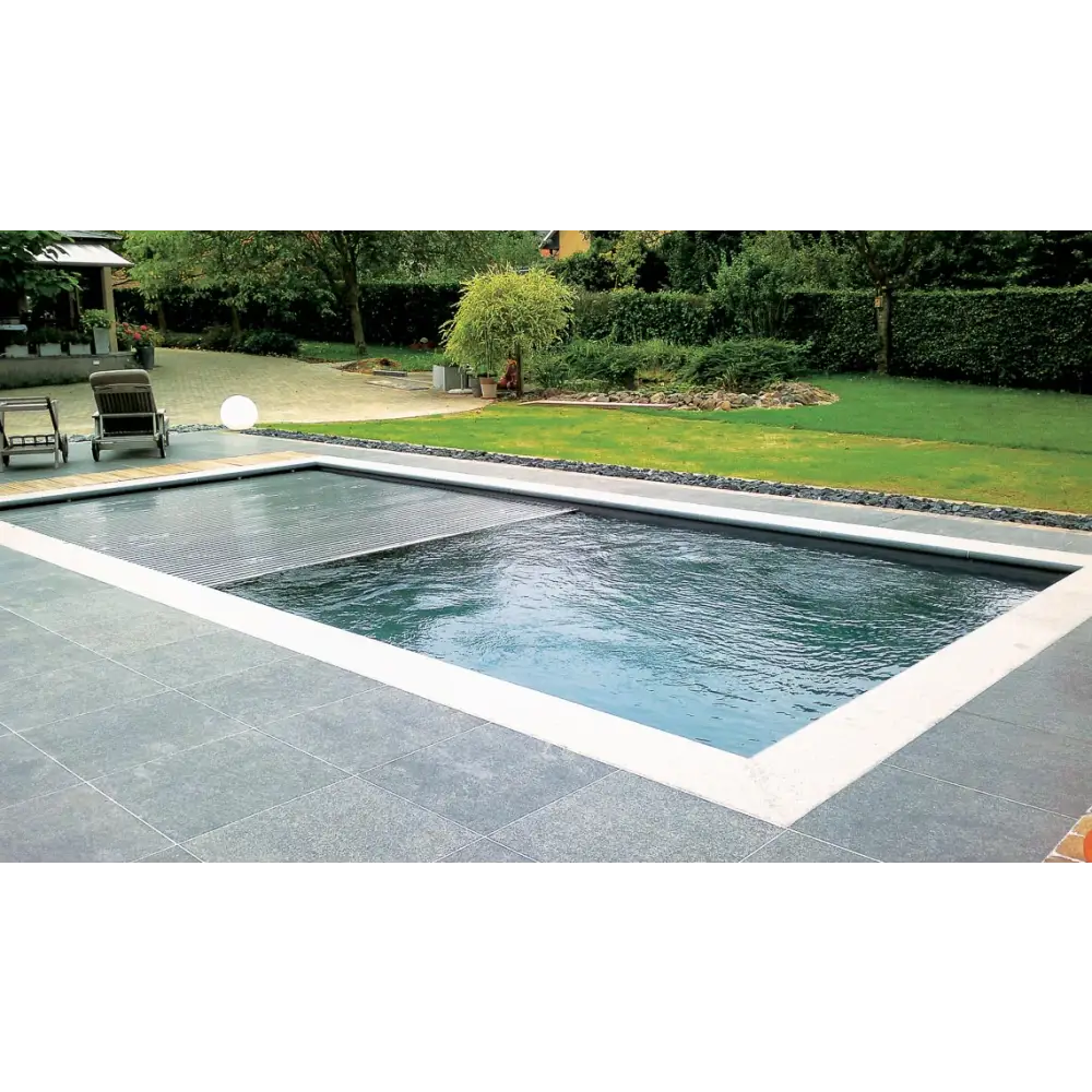 Leisurepools Reflection pool med rektangulär form, mörkblått vatten och vit kakelkant