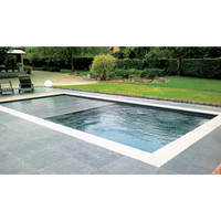 Leisurepools Reflection pool med rektangulär form, mörkblått vatten och vit kakelkant