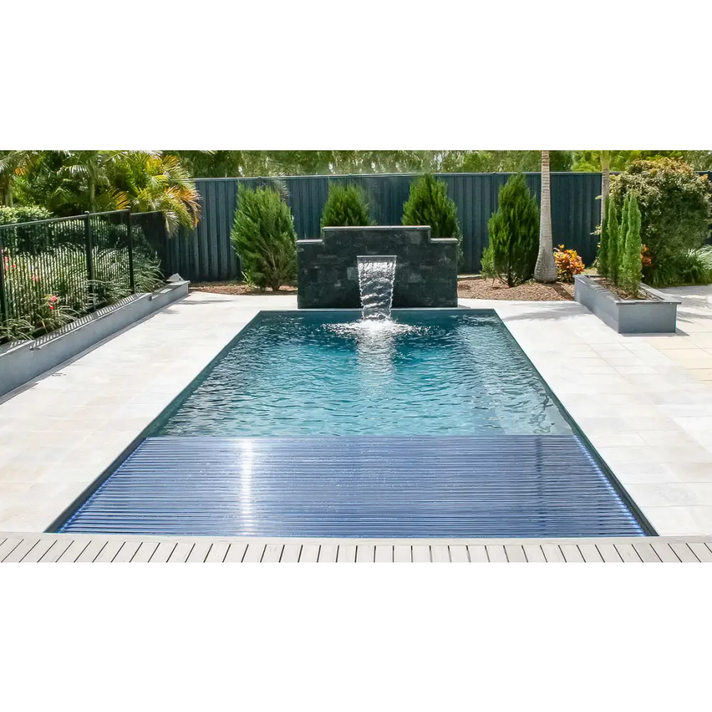 Leisurepools Reflection pool med rektangulär form, blåvatten och vattenfall