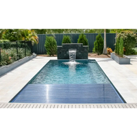 Leisurepools Reflection pool med rektangulär form, blåvatten och vattenfall