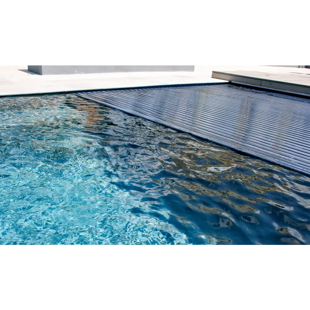 Mörkblå ribbad Leisurepools Reflection pooltäckning med modern design