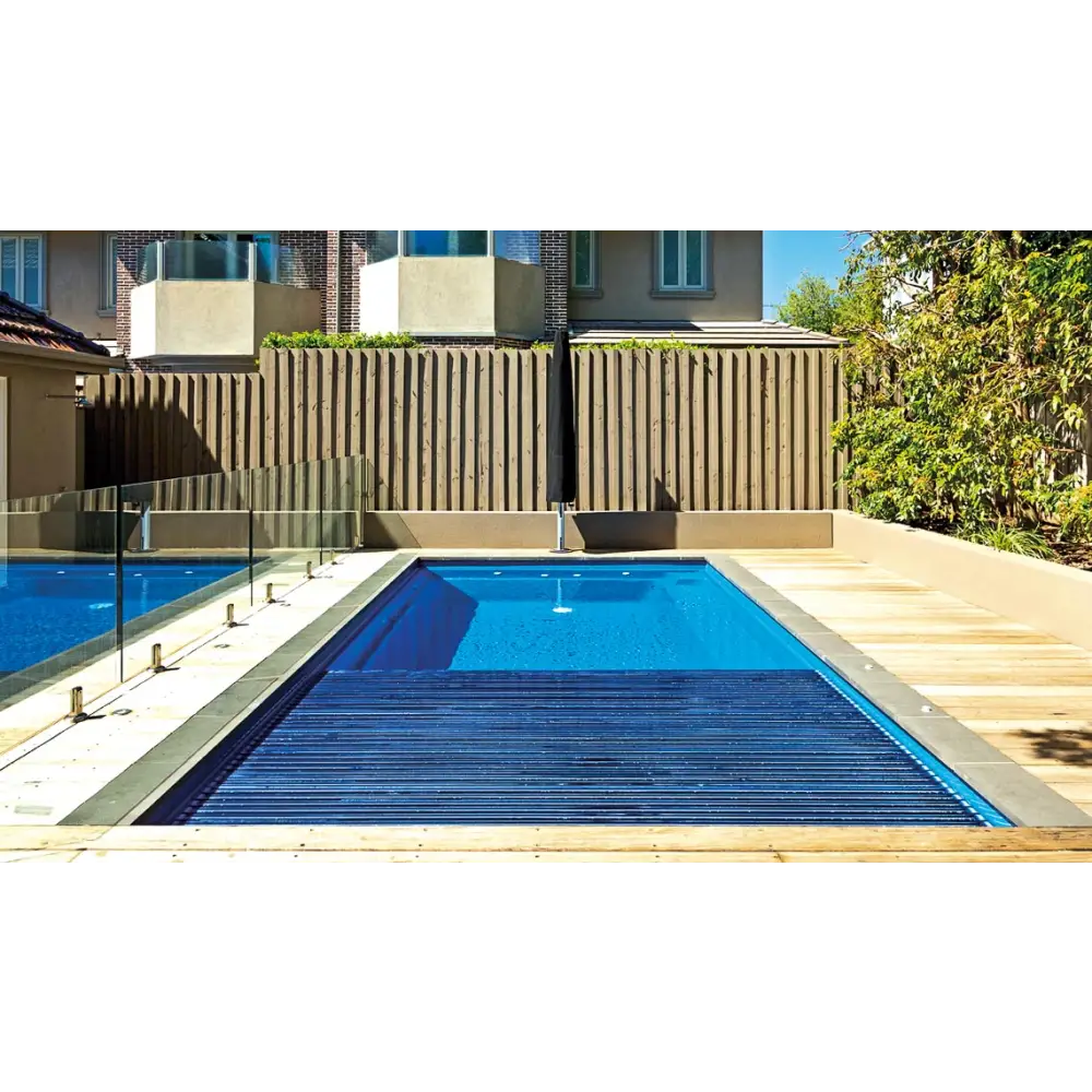 Leisurepools Reflection blå kaklad pool med lamellbox och trädeck