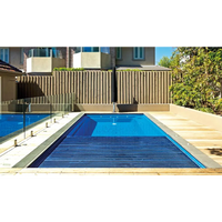 Leisurepools Reflection blå kaklad pool med lamellbox och trädeck