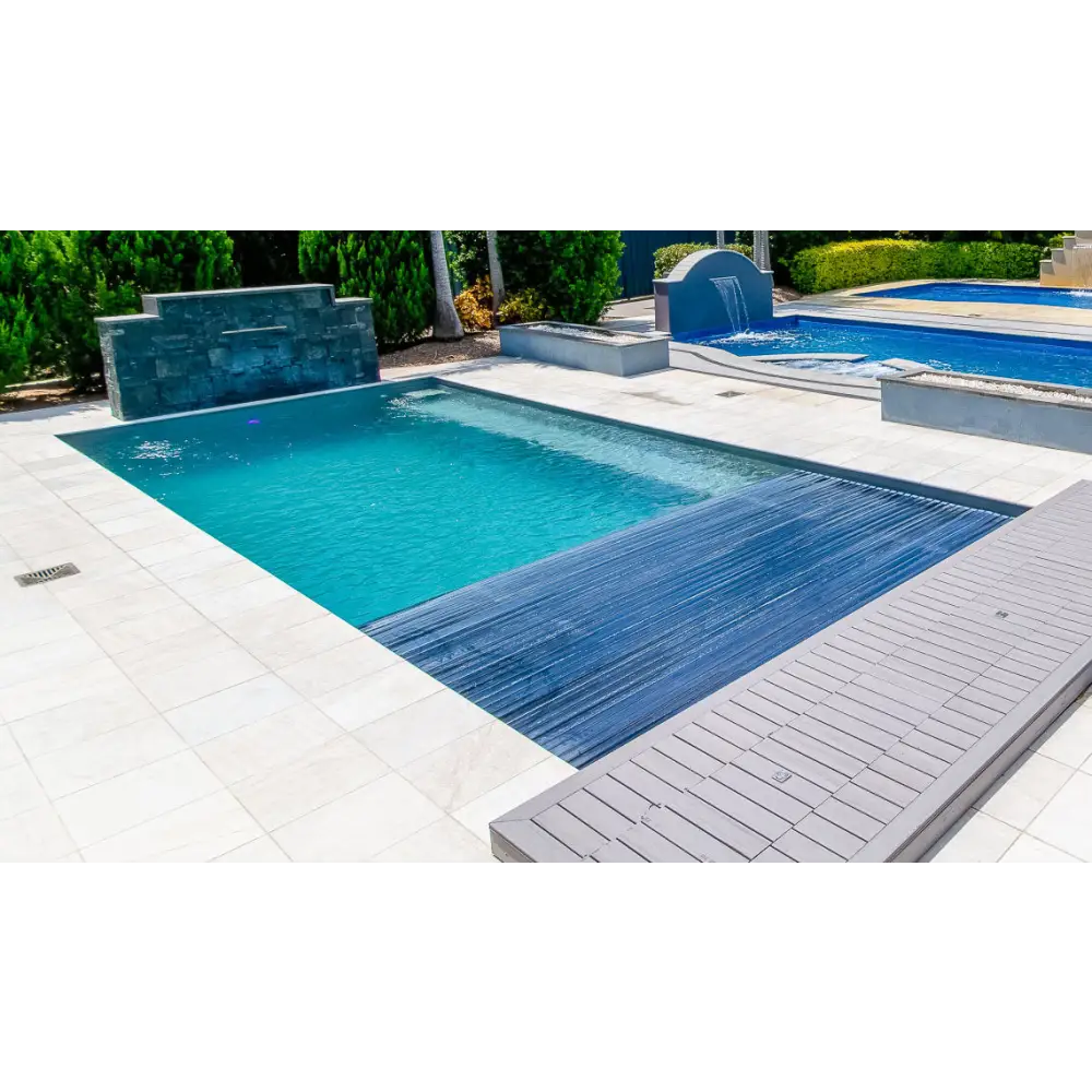 Modern Leisurepools Reflection pool med turkost vatten och blå vattenfall