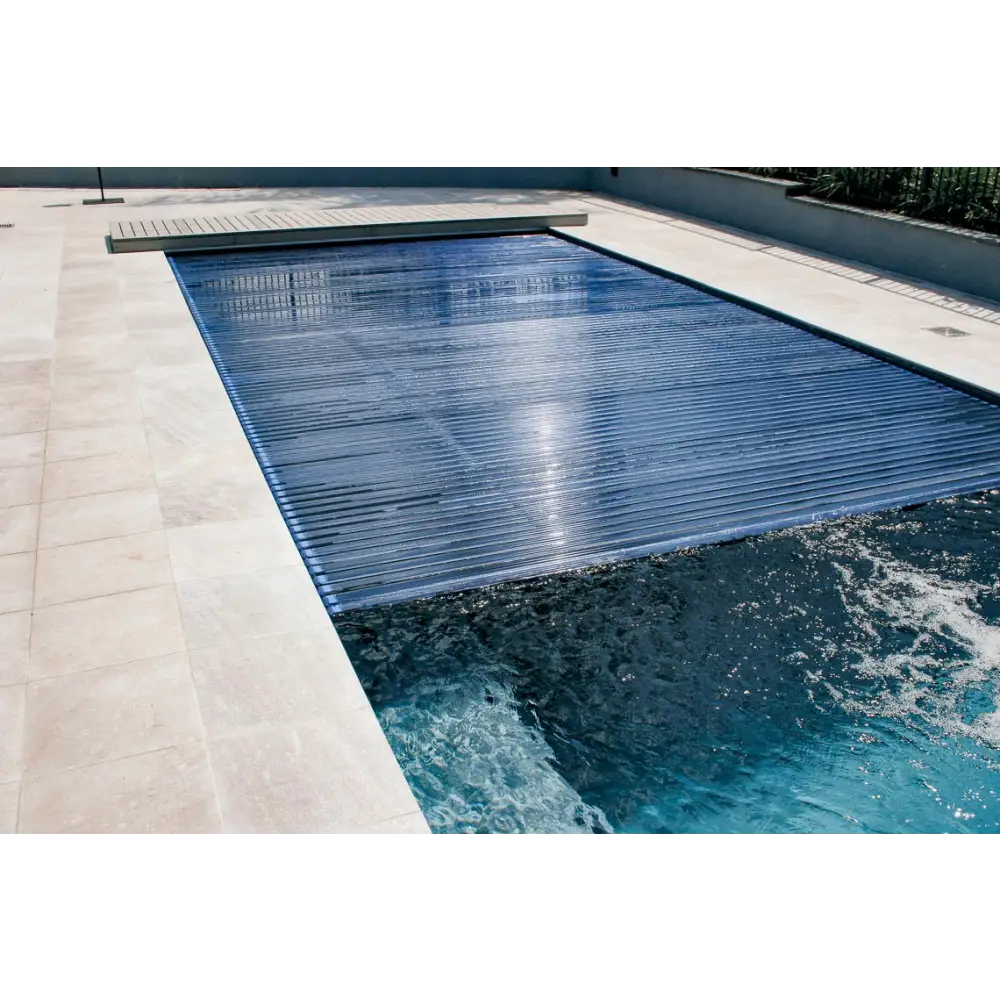 Blå genomskinlig Leisurepools Reflection pooltäck med horisontella ränder, delvis dragen över pool