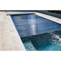Blå genomskinlig Leisurepools Reflection pooltäck med horisontella ränder, delvis dragen över pool