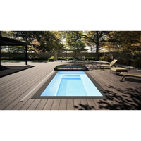 Rektangulär Minipool Wellness pool 2,25×2,5 m med klart blått vatten och svart kakelkant i trädeck